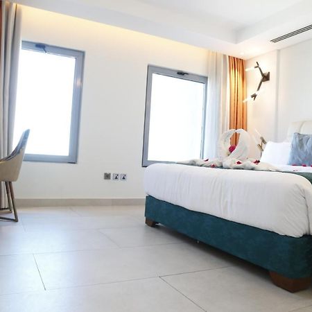 Waterfront Hotel Apartment Lusail Buitenkant foto A room at the hotel
