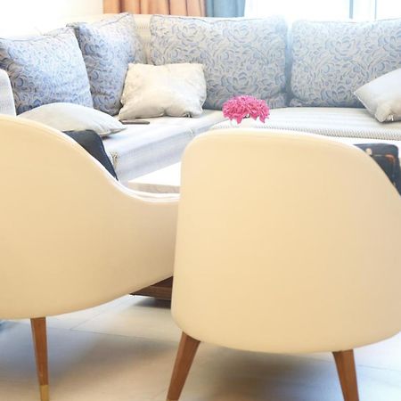 Waterfront Hotel Apartment Lusail Buitenkant foto The interior of a suite at the hotel