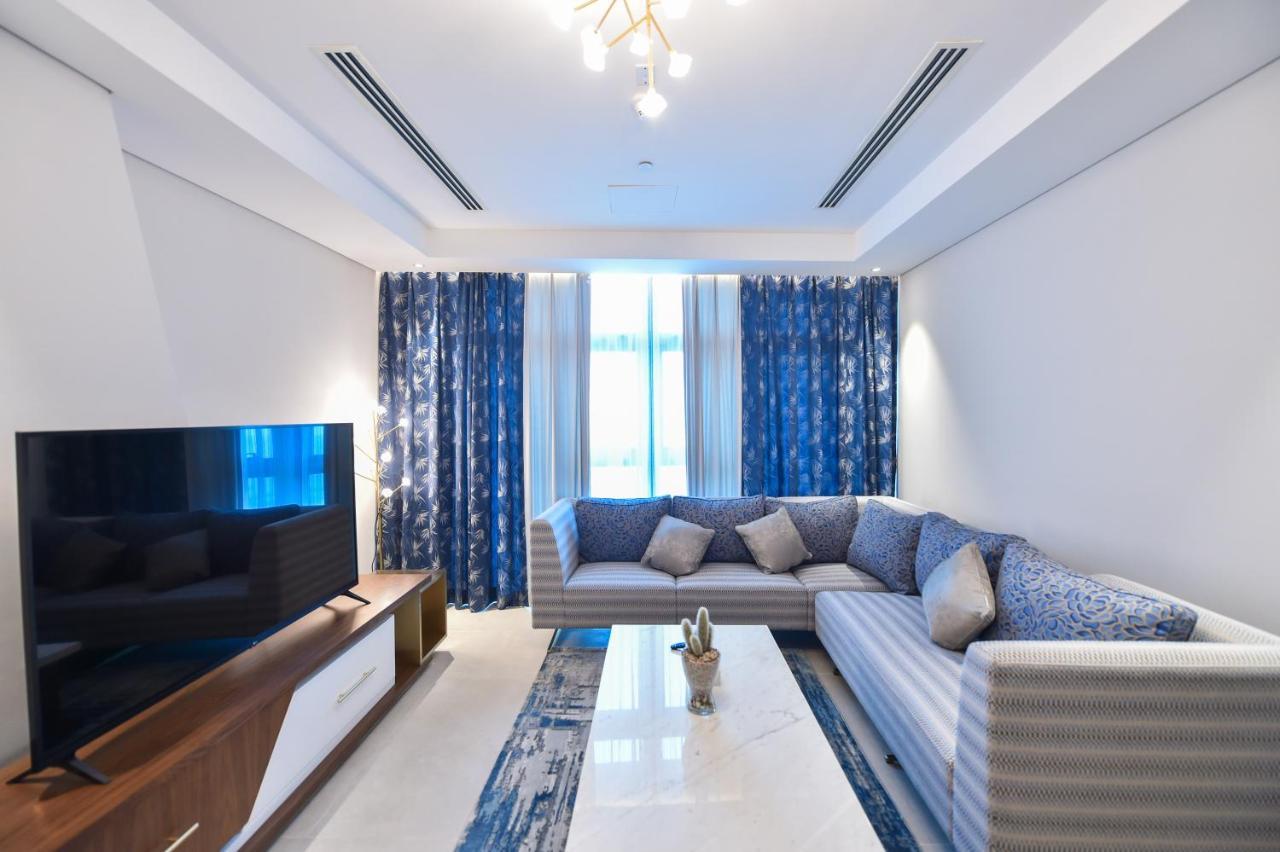 Waterfront Hotel Apartment Lusail Buitenkant foto A living room in a modern apartment