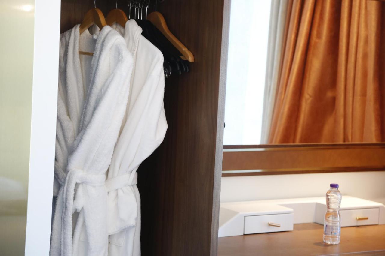 Waterfront Hotel Apartment Lusail Buitenkant foto A bathrobe hanging in a closet