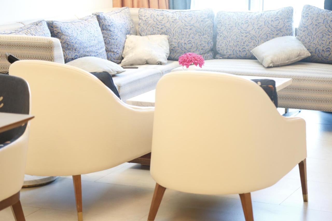 Waterfront Hotel Apartment Lusail Buitenkant foto The interior of a suite at the hotel