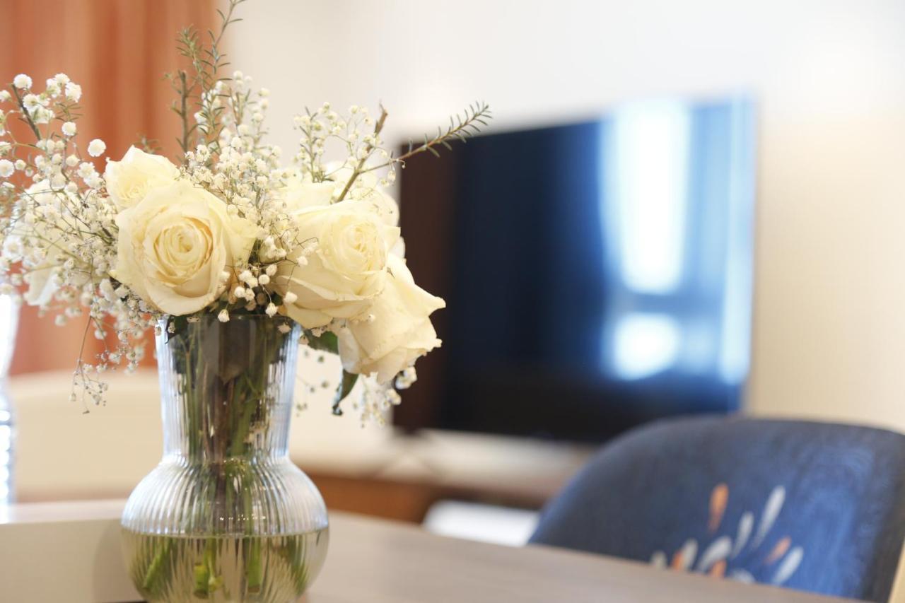 Waterfront Hotel Apartment Lusail Buitenkant foto A vase of flowers