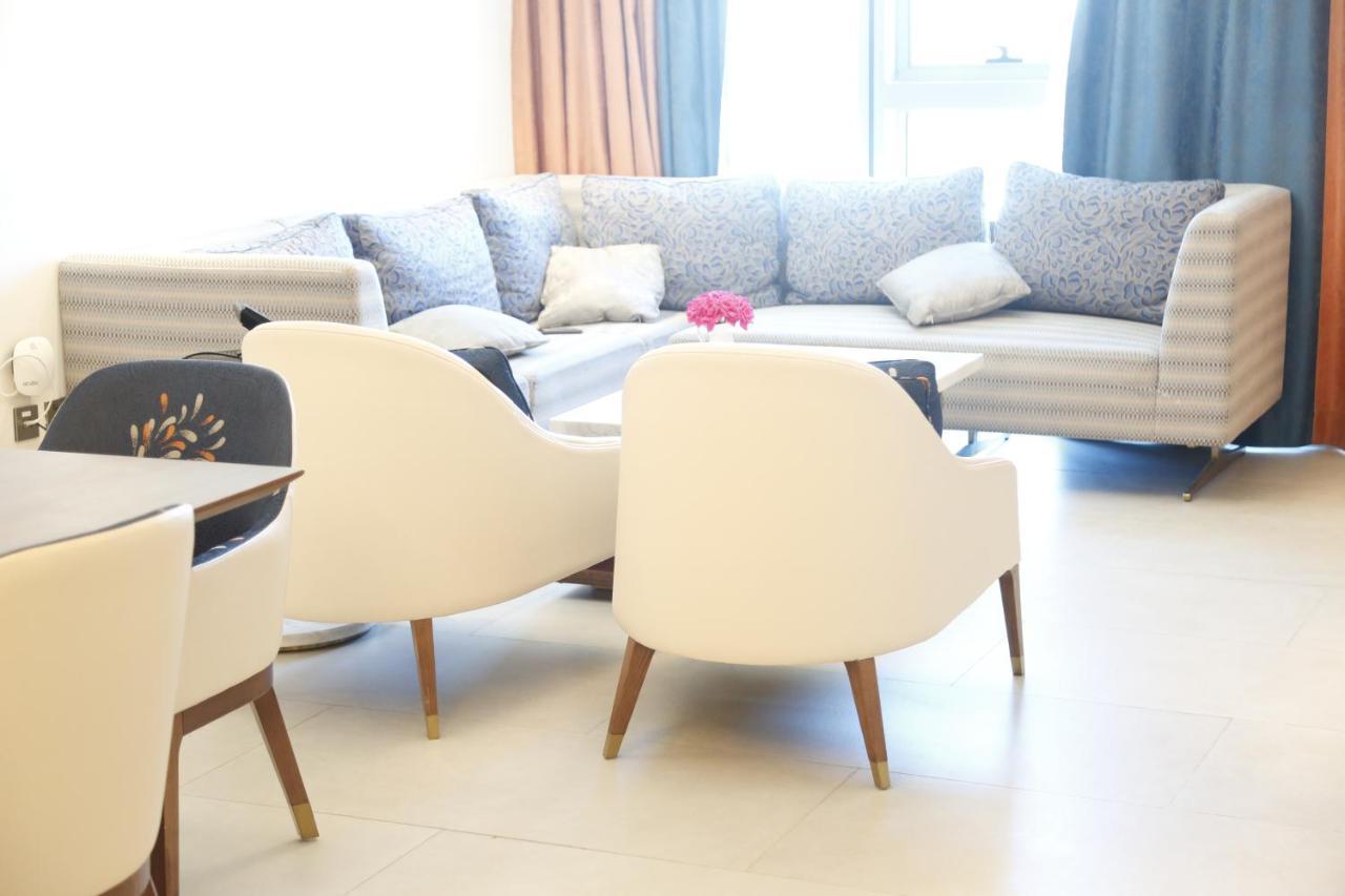 Waterfront Hotel Apartment Lusail Buitenkant foto A living room in a modern apartment