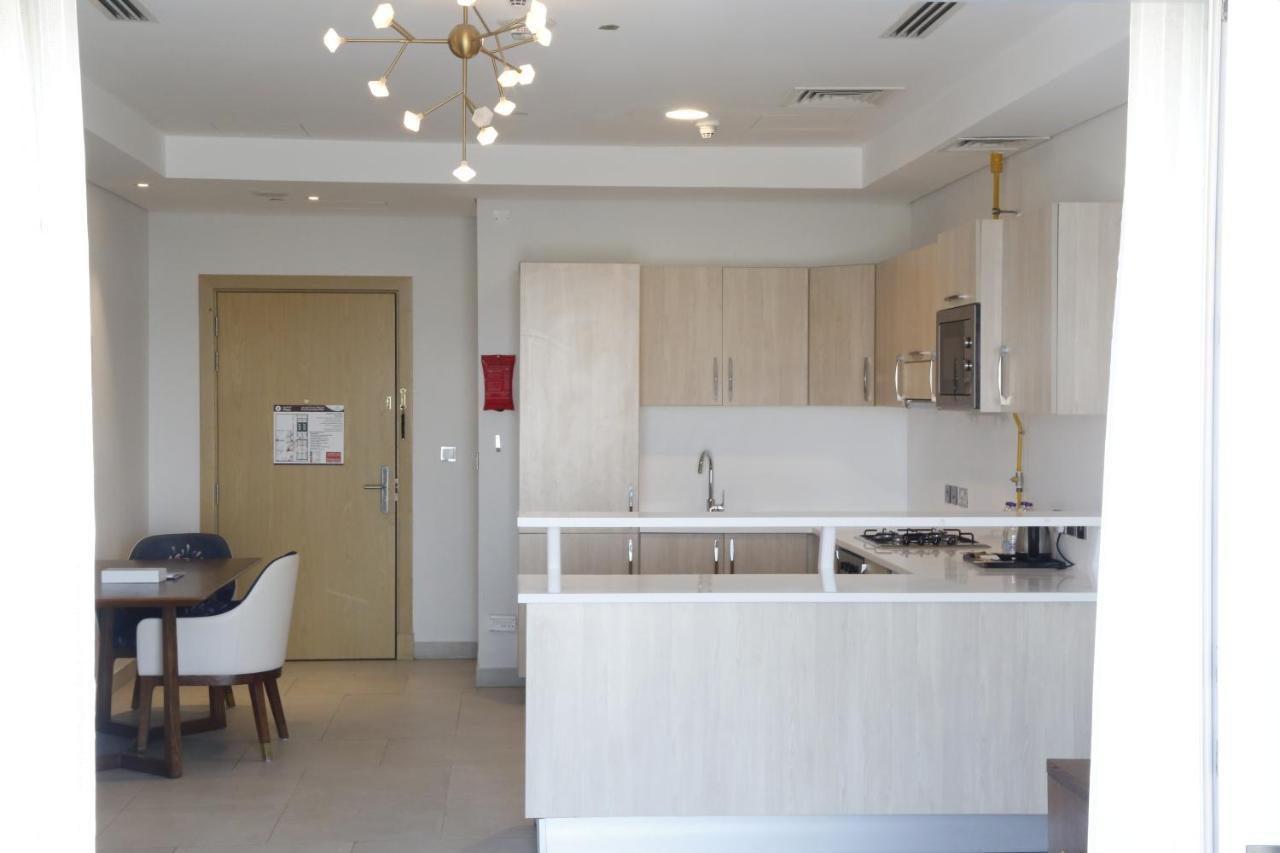 Waterfront Hotel Apartment Lusail Buitenkant foto A kitchen in a typical apartment