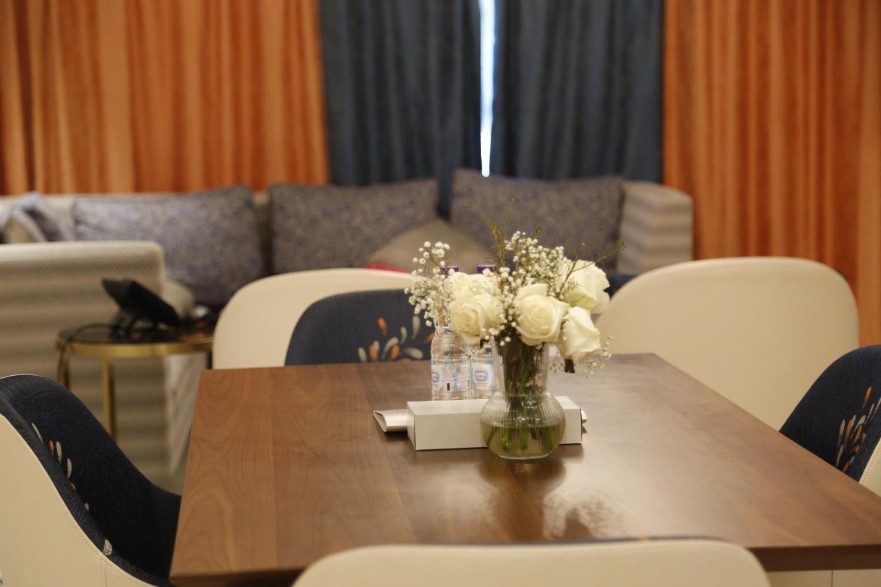 Waterfront Hotel Apartment Lusail Buitenkant foto A dining room in a house