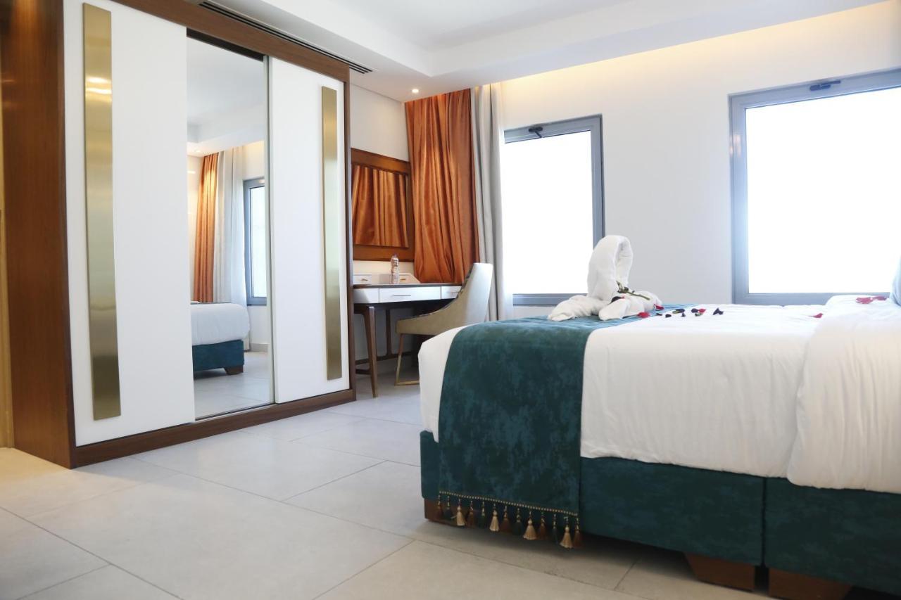 Waterfront Hotel Apartment Lusail Buitenkant foto A bedroom at the hotel