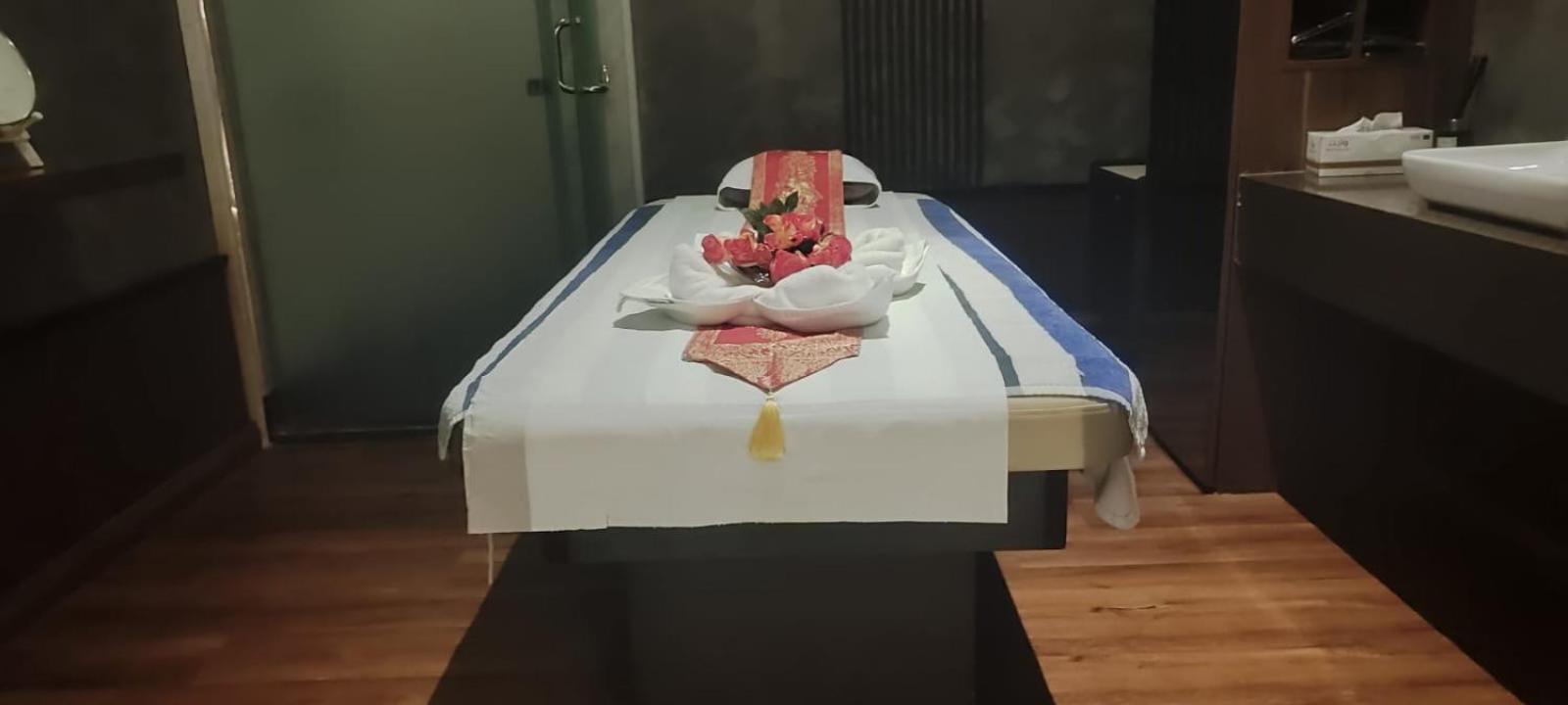 Waterfront Hotel Apartment Lusail Buitenkant foto A massage bed